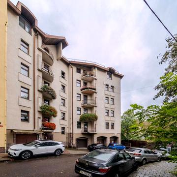 Іларіона Свєнціцького вул., 18