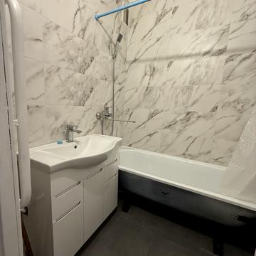 Анни Ахматової вул., 37