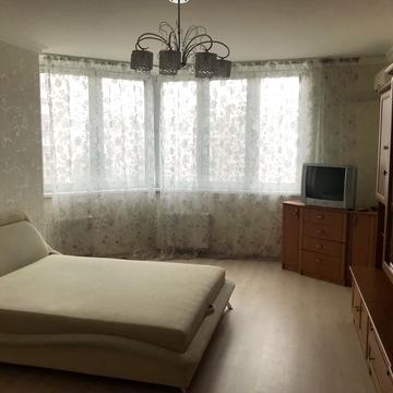 Анни Ахматової вул., 32/18