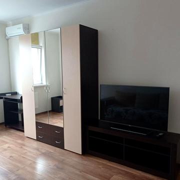 Воскресенська вул., 14-Б