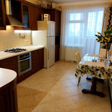 Академіка Сахарова вул., 36