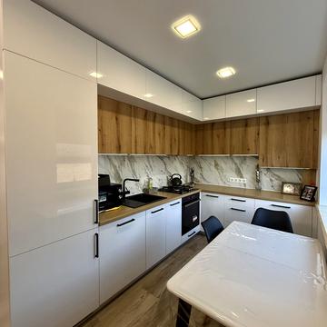 Василя Сухомлинського вул., 18