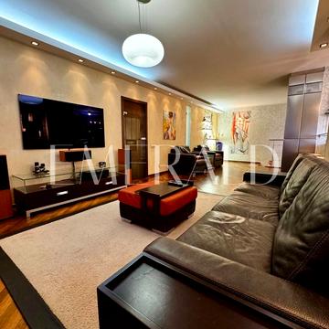 Анни Ахматової вул., 13