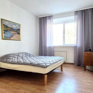 Оболонська вул., 12