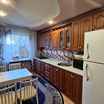 Стадіонна вул., 13