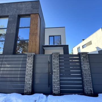 Інститутська вул. (Артема), 2