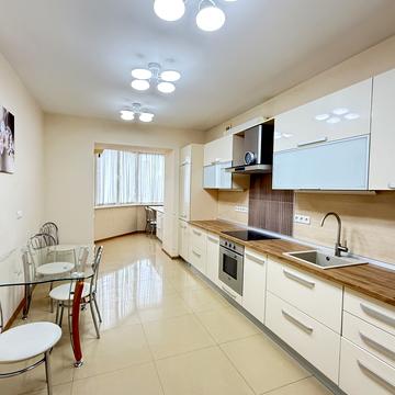 Анни Ахматової вул., 31