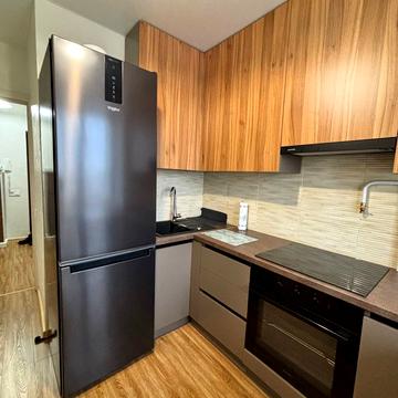 Набережна вул., 2