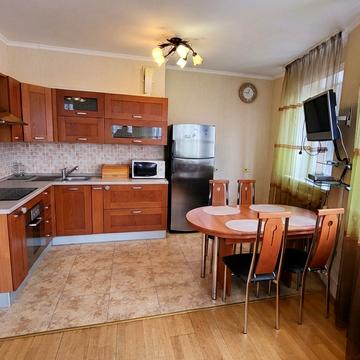 Анни Ахматової вул., 13