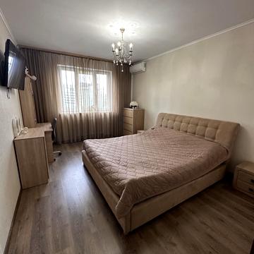 Воскресенська вул., 18