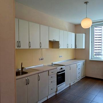 Анни Ахматової вул., 30