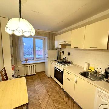 Стадіонна вул., 13