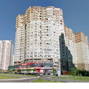 Анни Ахматової вул., 30