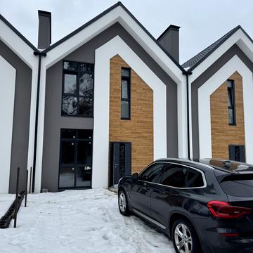 11-та Лінія вул., 2