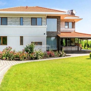 Центральна, 1