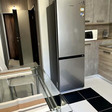 Академіка Сахарова вул., 50