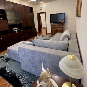 Сергія Єфремова вул., 40