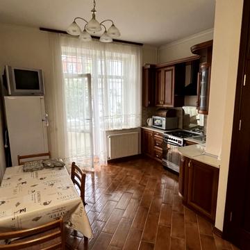 Сергія Єфремова вул., 75