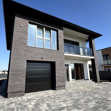 Місячна вул.