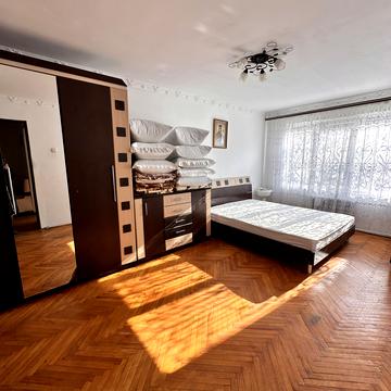 Василя Симоненка вул., 8