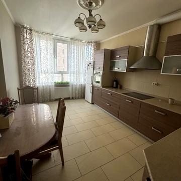 Анни Ахматової вул., 34