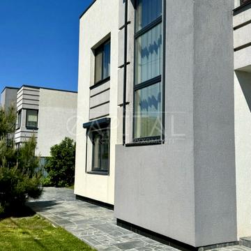 Курінна вул., 35