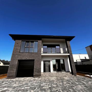 Місячна вул.