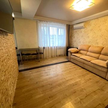 Лахтинська вул., 2/6