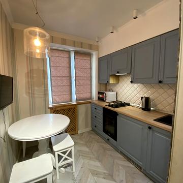 Володимира Бизова вул. (Якіра), 3