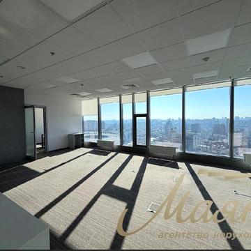 Спортивна пл., 1