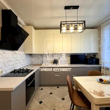 Єдності вул., 4