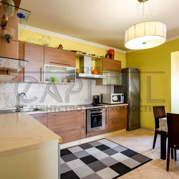 Анни Ахматової вул., 13