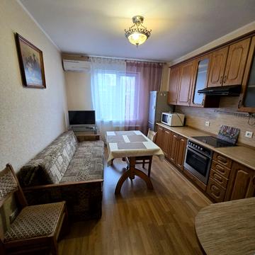 Анни Ахматової вул., 41