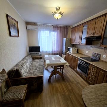 Анни Ахматової вул., 41