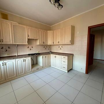 Будівельників вул., 3