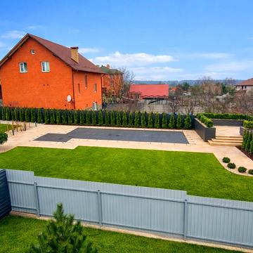 Віктора Макогона вул., 8