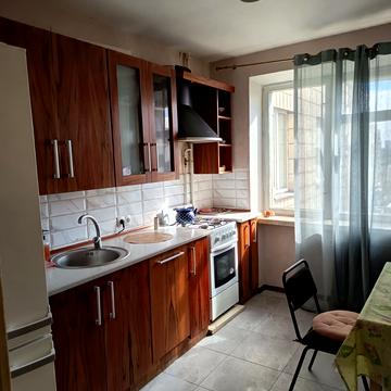 Гоголівська вул., 27