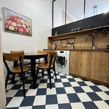 Театральна вул., 3