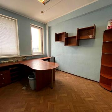 Конституційна вул., 15