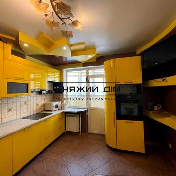 Дніпровська набережна вул., 19