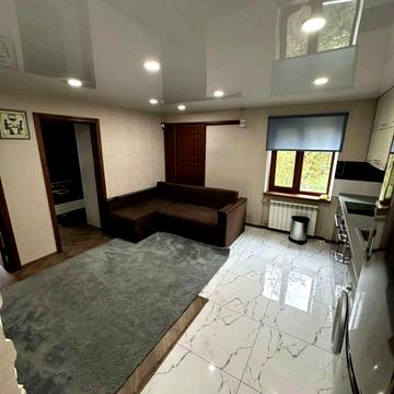 Єреванська вул., 10