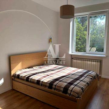 Івана Світличного вул. (Петровського), 4