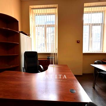 Михайла Грушевського вул., 23