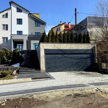 Бічна Успенська вул., 16