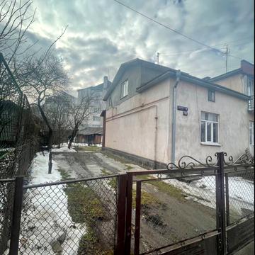 Миру вул., 42