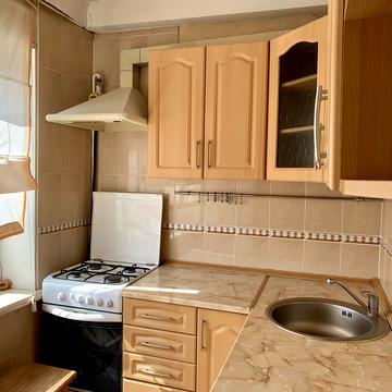 Братиславська вул., 10