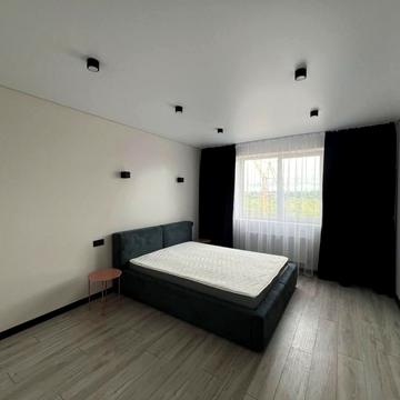 Студентська вул., 30