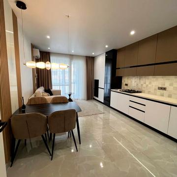 Угорська вул., (Будинок 10)