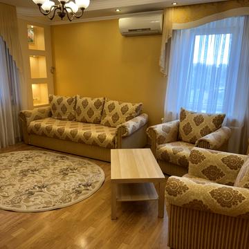 Академіка Корольова вул., 120