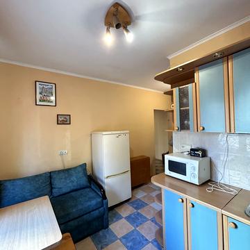 Прирічна вул., 37